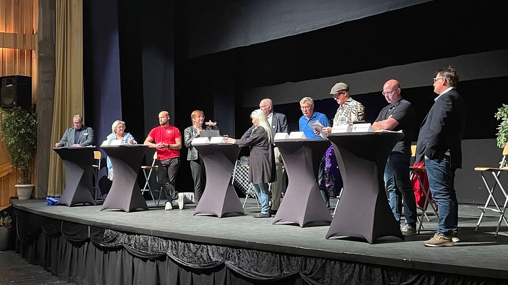 Skoldebatt med flera partier uppe på en scen i Hullsta Gård i Sollefteå.