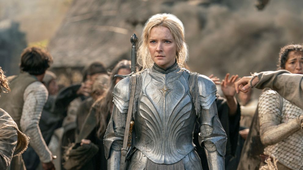 Morfydd Clark i rollen som alven Galadriel i dramaserien Maktens Ringar
