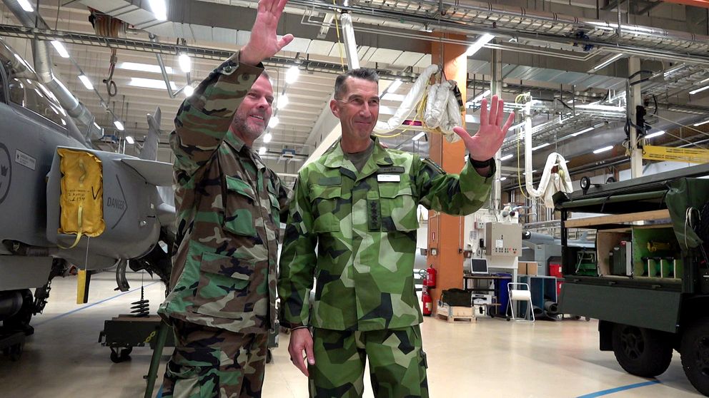 Robert Bauer, ordförande för Natos militärkommitté och ÖB Micael Bydén vinkar tillsammans.