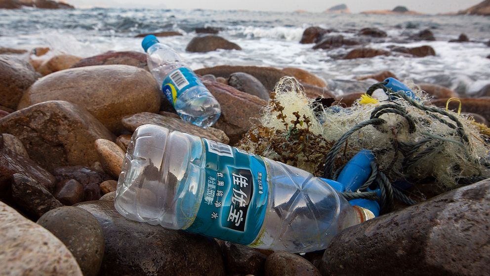 Kina är en av de länder som enligt ny forskning står för mest plast som förorenar världshaven. Kinesiska plastflaskor och fiskenät.