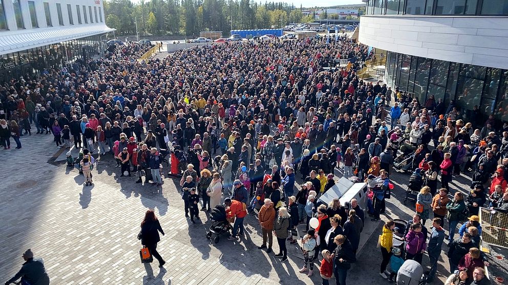 Tusentals Kirunabor på stadshustorget i Kirunas nya centrum.