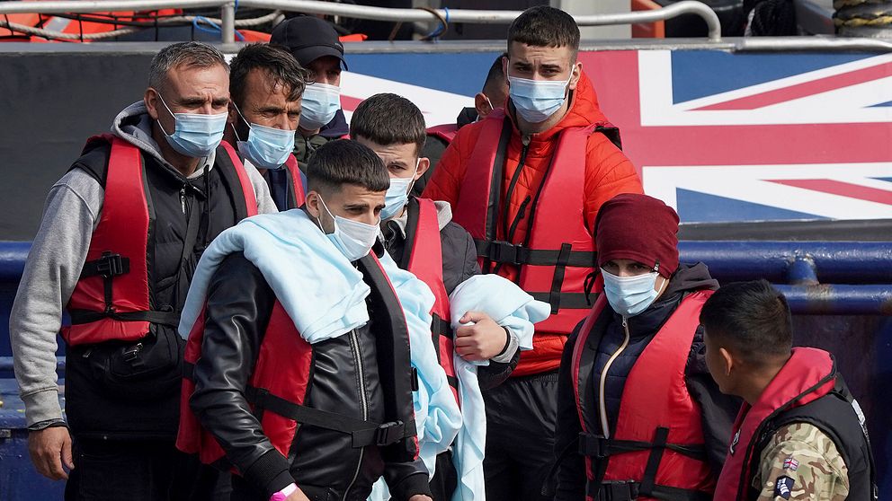 En grupp människor som tros vara migranter eskorteras till Dover, England, från ett Border Force-fartyg efter en mindre båtincident i kanalen på fredagen.