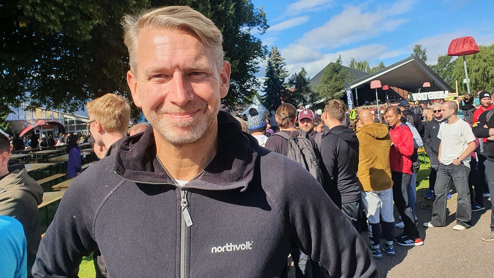 Northvolts vd Peter Carlsson på ett personalevenemang utomhus