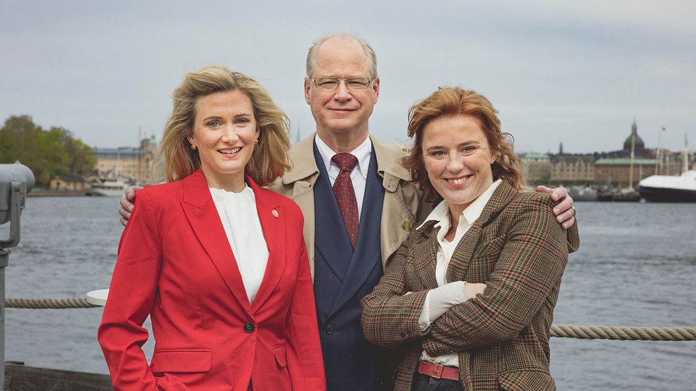 Skådespelarna Sissela Benn, Robert Gustafsson och Klara Hodell ur satirserien Toppen.