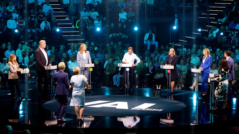 Partiledarna tävlade om att stötta hushåll | SVT Nyheter