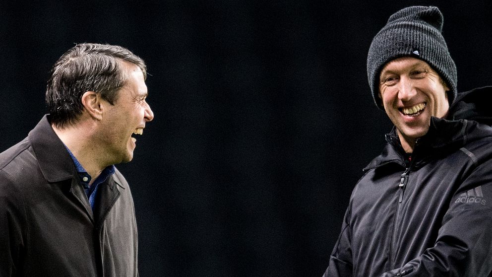 Östersunds ordförande Daniel Kindberg och tränare Graham Potter skrattar under en träning inför Europa League den 6 december 2017 i Berlin.