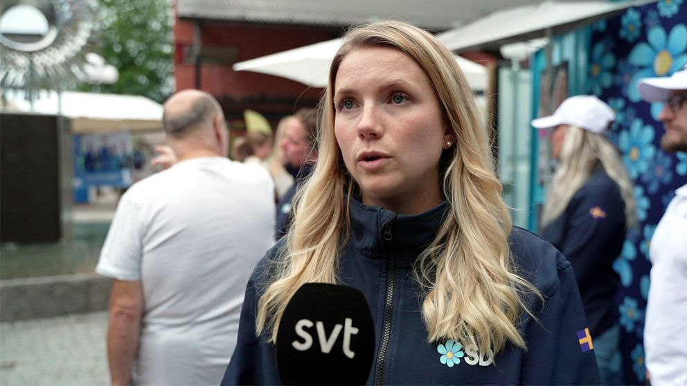 Beatrice Timgren utanför SD:s valstuga på Ekerö.