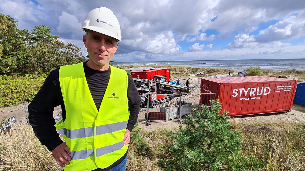 Patrik Gylesjö framför en byggarbetsplats på Borrby strandbad.