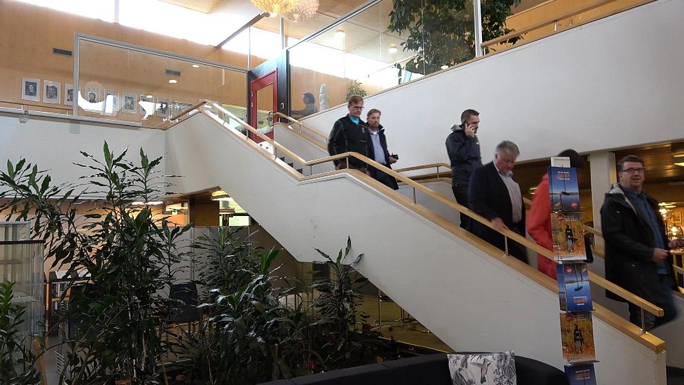 Politiker i trappan på kommunhuset i Sveg.
