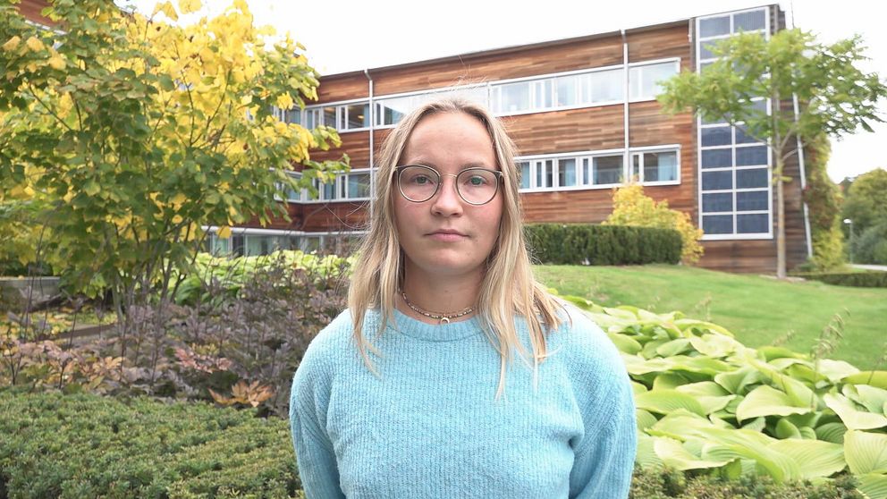 Studenten Andrea Kollberg står vid Sveriges lantbruksuniversitet.