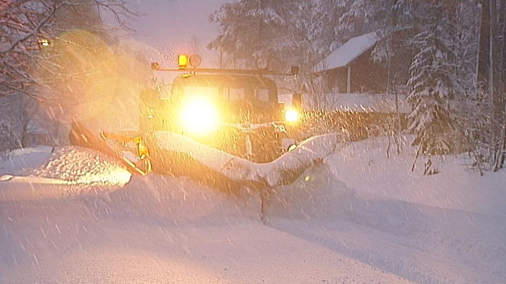 Mycket snö att ploga i Bullmark utanför Västerbotten den 2 januari.