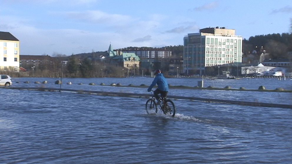 Högt havsvattenstånd, höga flöden och översvämningar följde i Emils spår, som här i centrala Uddevalla den 4 januari.