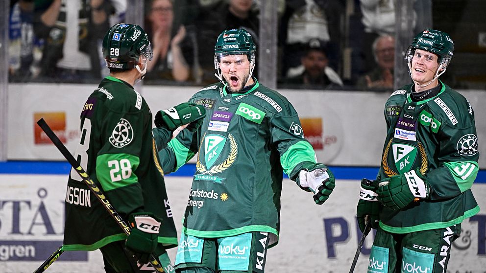 Färjestads Theodor Lennström jublar efter att ha gjort 3-1 under lördagens ishocheymatch i SHL mellan Färjestad BK och Leksands IF i Löfbergs Arena.