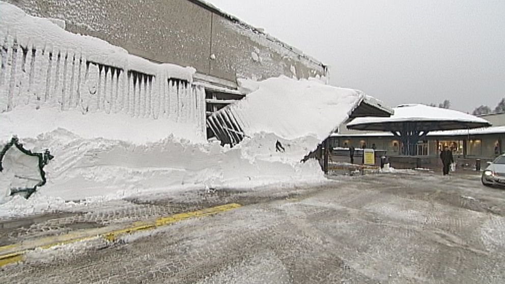 Efter allt snöande den 18-19 februari gav ett entrétak i Umeå vika.