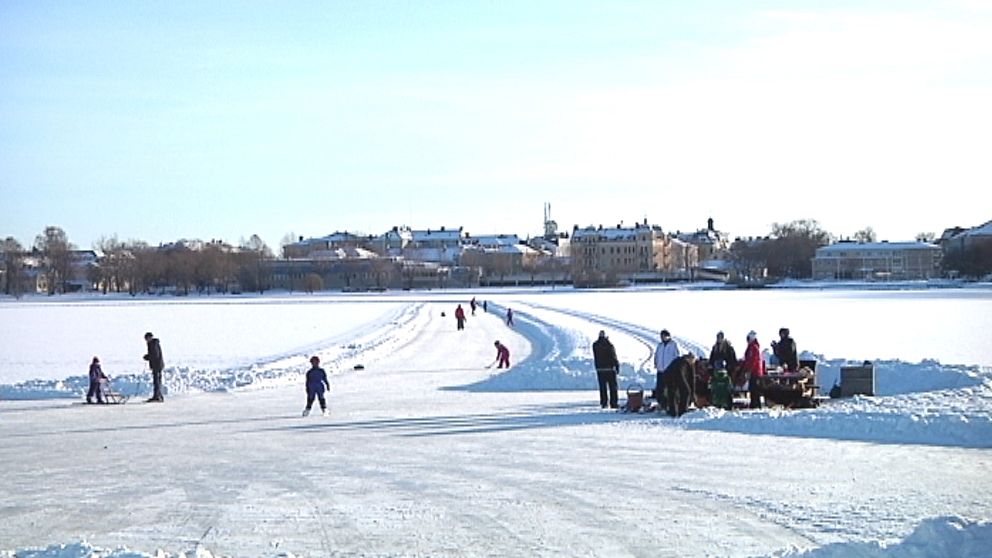 Solen lyste mycket i februari, som här över Lillfjärden i Hudiksvall i Hälsingland den 17 februari.