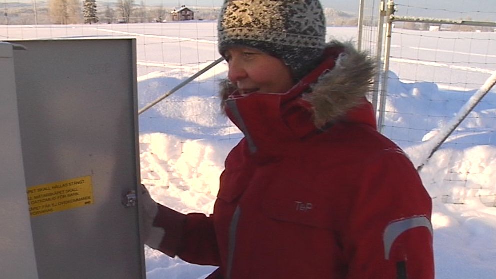 Ulrika Andersson läser av temperaturen i Gunnarn i södra Lappland till 38,8 minusgrader klockan 13 den 4 februari.