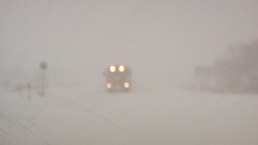 Hårda vindar och snöbyar gav snödrev, hala vägar och minimal sikt den 2 februari.