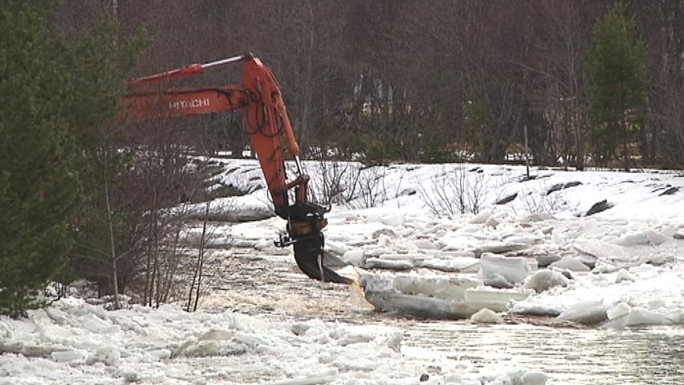 En ispropp i Veman vid Vemhån i Härjedalen den 28 mars fick grävas bort för att förhindra fortsatt översvämning.