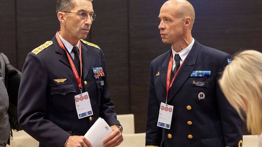 General Micael Byden och konteramiral Jens Nykvist på Natos möte i Tallinn.