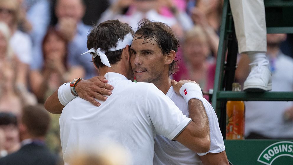Roger Federer kramas om av Rafael Nadal efter en match 2019.