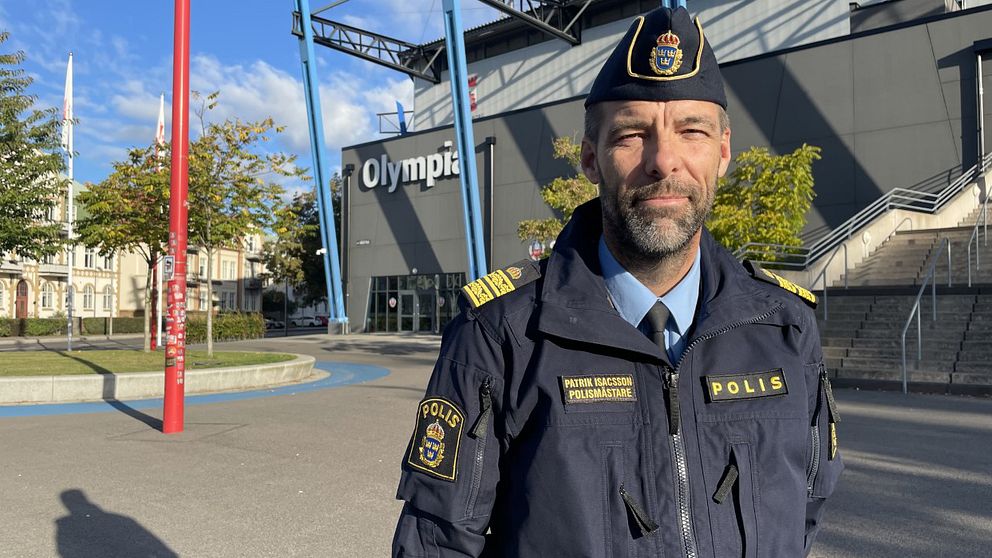 Patrik Isacsson vid polisen framför Olympia i Helsingborg.
