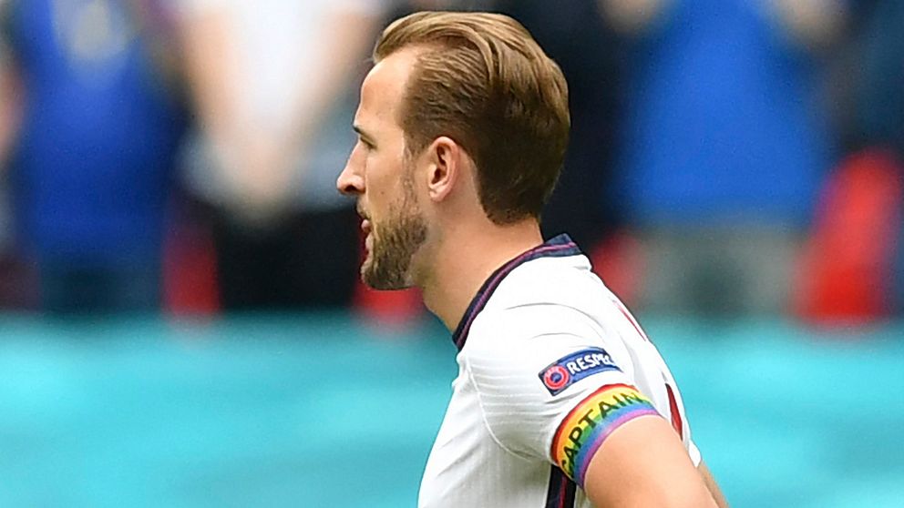 Englands lagkapten Harry Kane har tidigare burit en regnbågsbindel i landslaget. I VM i Qatar vill han, trots att det egentligen går emot Fifas regler, bära en specialdesignad bindel som ett ställningstagande mot diskriminering. Arkivbild.