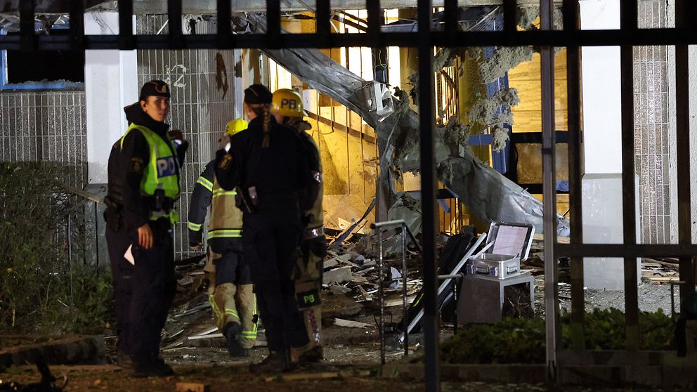 Här vid porten till ett flerfamiljshus exploderade någonting strax efter midnatt under natten mot lördagen.