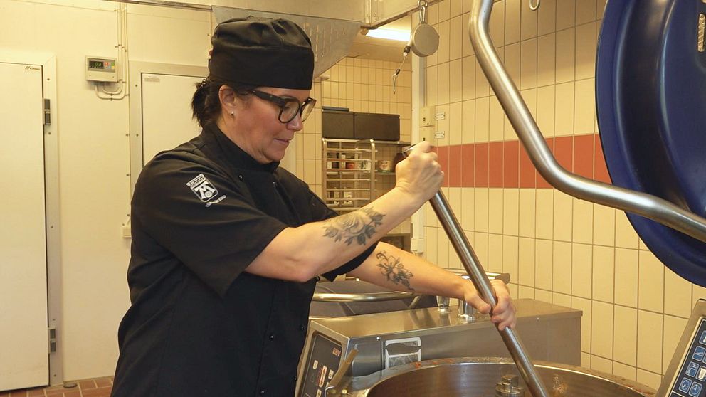 Sabina Larsson, köksmästare på Skallbergsskolan lagar skollunch utan vatten under krisövning.