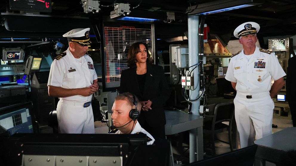 På onsdagen befann isg USA:s vice president Kamala Harris ombord på amerikanska jagaren USS Howard vid marinbasen Yokosuka söfer om Tokyo.
