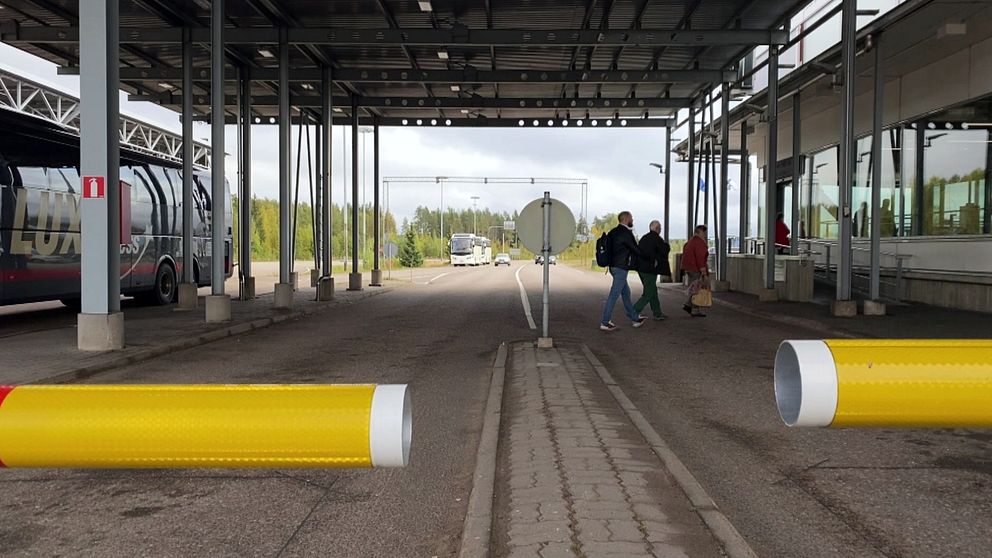 Venäjältä Suomeen saapuvia rajanylittäjiä Vaalimaan rajanylityspaikalla Kaakkois-Suomessa keskiviikkona 28. syyskuuta 2022.