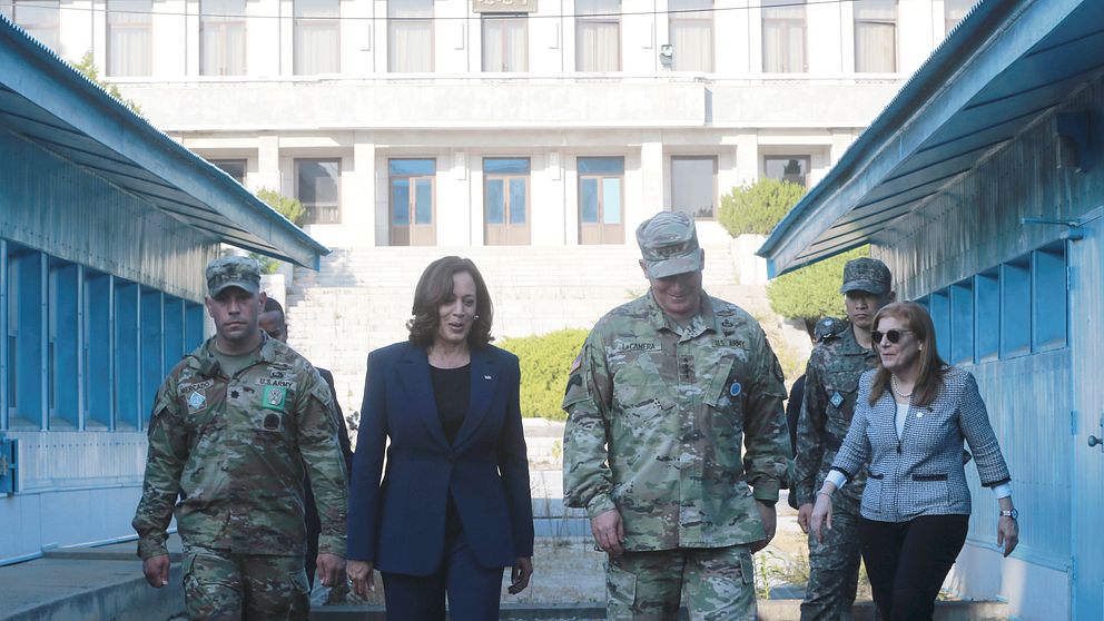 USA:s vice president Kamala Harris i byn Panmunjom i den demilitariserade zonen på Koreahalvön.