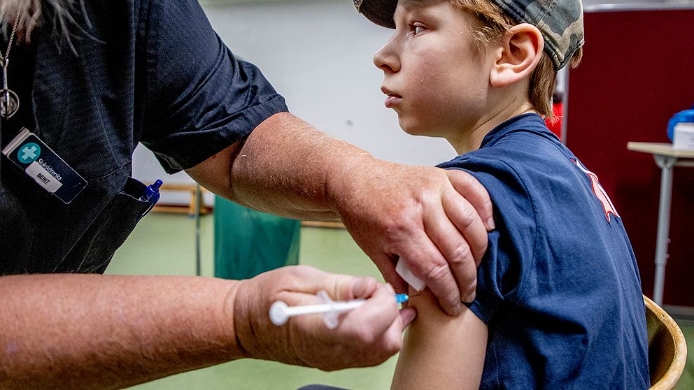Bilden föreställer ett barn på tolv år som får en vaccindos mot covid-19.