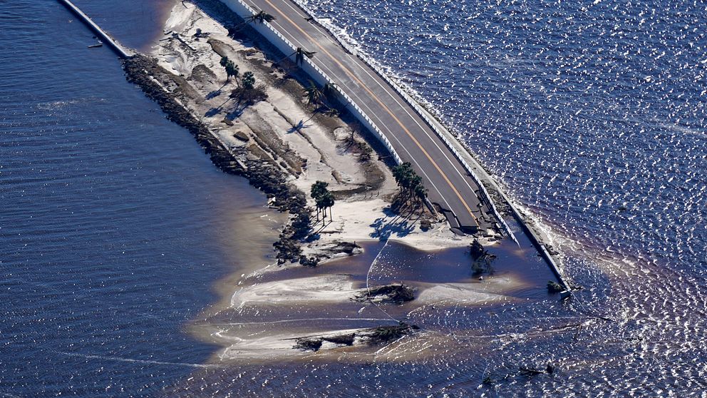 Bron från Fort Myers Beach till Sanibel Island har kolappsat och går ner i havet.