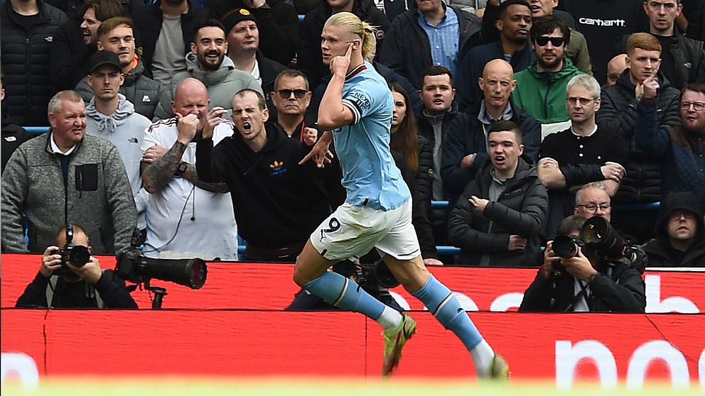 Manchester Citys Erling Braut Haaland har gjort två mål på en halvlek mot Manchester United.