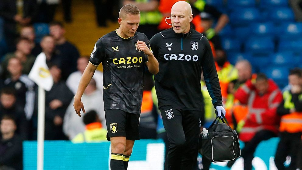 Aston Villas Ludwig Augustinsson skadade sig på tilläggstid i första halvlek.