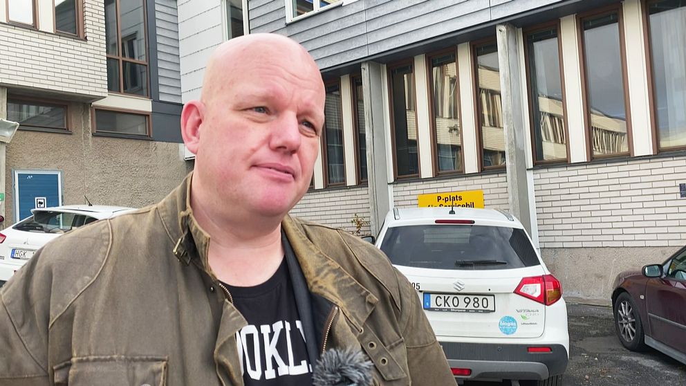 Fastighetschefen Fredrik Thyselius  om den obehagliga lukten i ambulansens lokaler i Luleå.