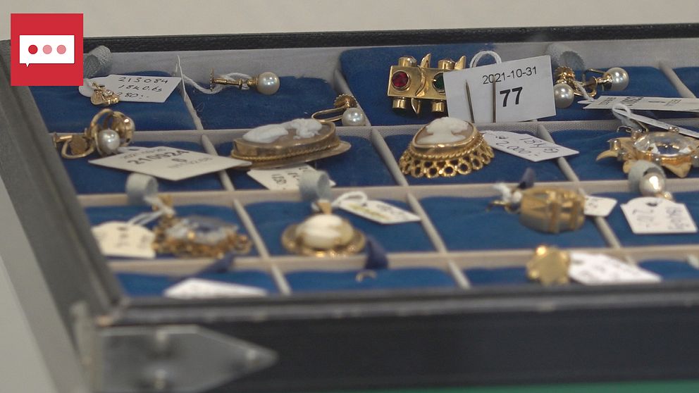 Bild på smycken som ligger i ett smyckesskrin i en pantbank.