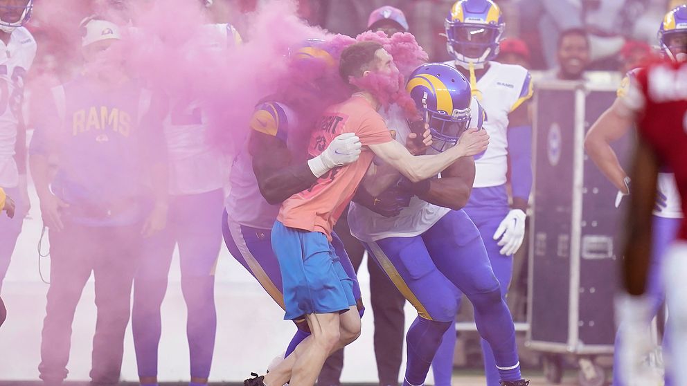 Los Angeles Rams Bobby Wagner och Takkarist McKinley tacklar en aktivist.