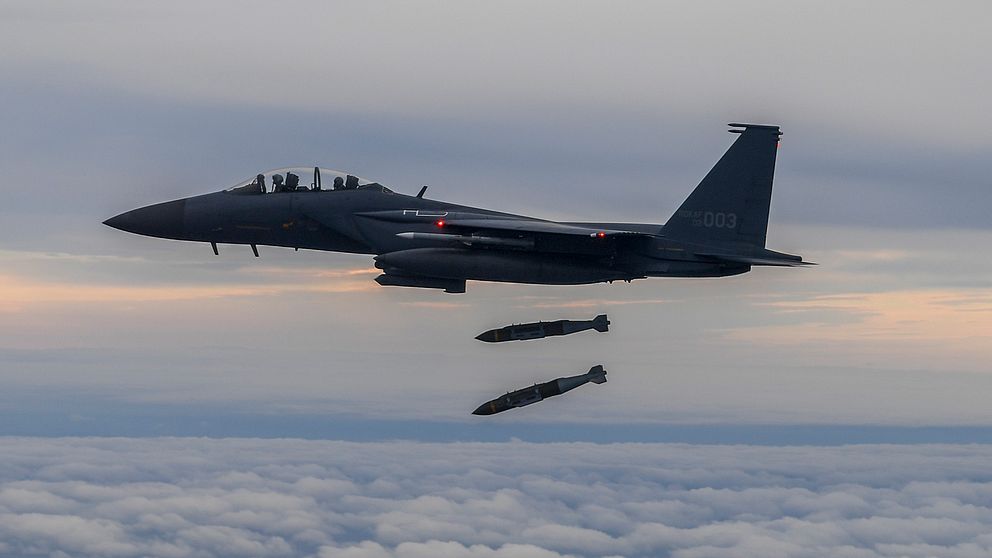 En bild från Sydkoreas försvarsdepartement visar när ett av landets jaktplan släpper två precisionsbomber under vapenövningen.