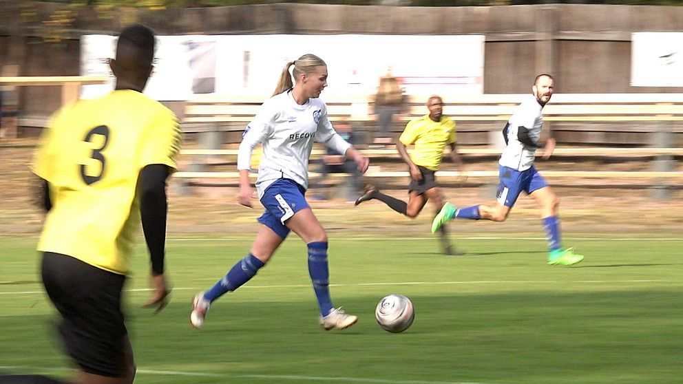 Fotbollsspelaren Emma Olsson spelar med Herrlaget Riddarhytte SK. Här i match mot IK Oden.