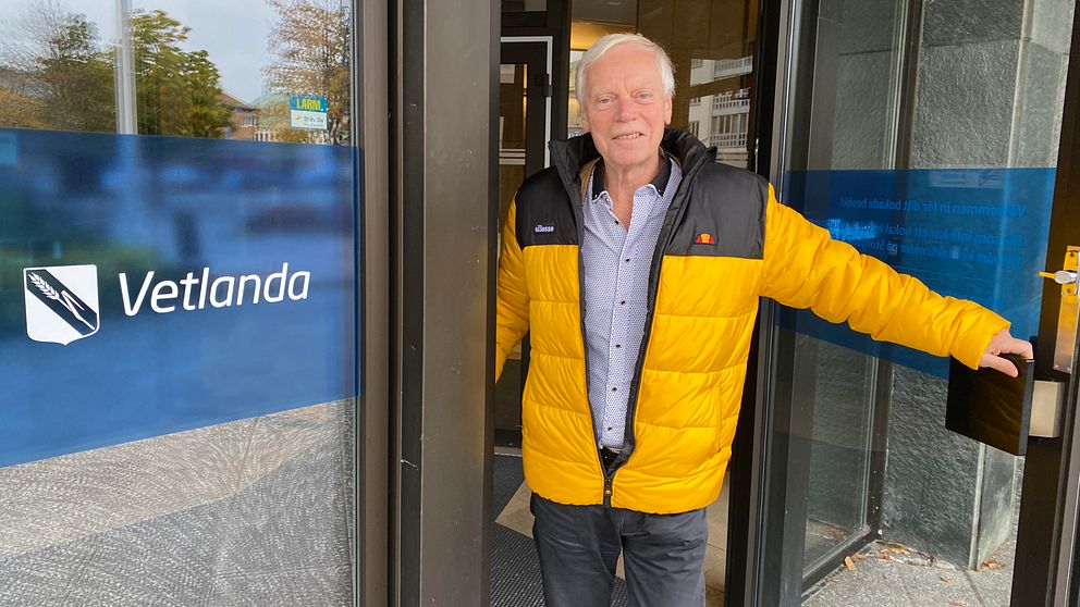 Jan Johansson i dörren till stadshuset i Vetlanda.