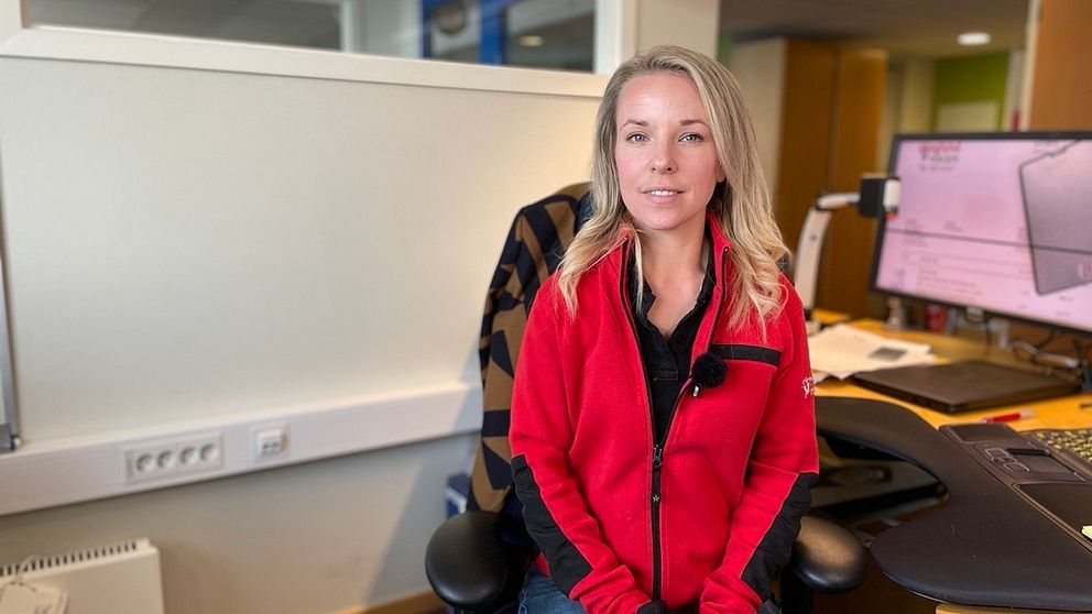 Synskadade Jessica sitter i sin kontorsstol i en lokal i Järvsö.
