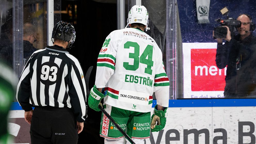 Adam Edström, Rögle, får matchstraff efter tackling mot huvudet.