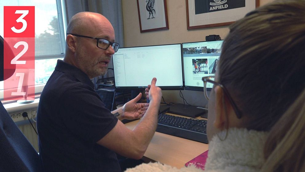 Anders Öqvist, systemförvaltare på Bollnäs kommun, pekar på en datorskärm för att visa vilka tre betydande delar som gör hemsidor mer inkluderande för människor med funktionsvariationer. Hör hans tips i klippet.