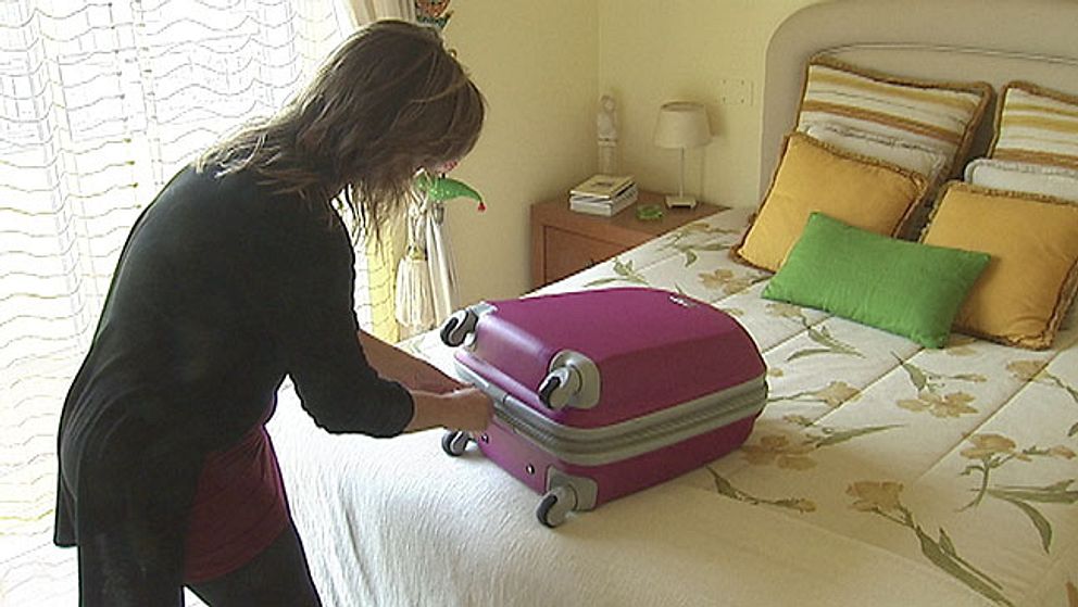 Tina Matias packar väskan för att resa till Angola
