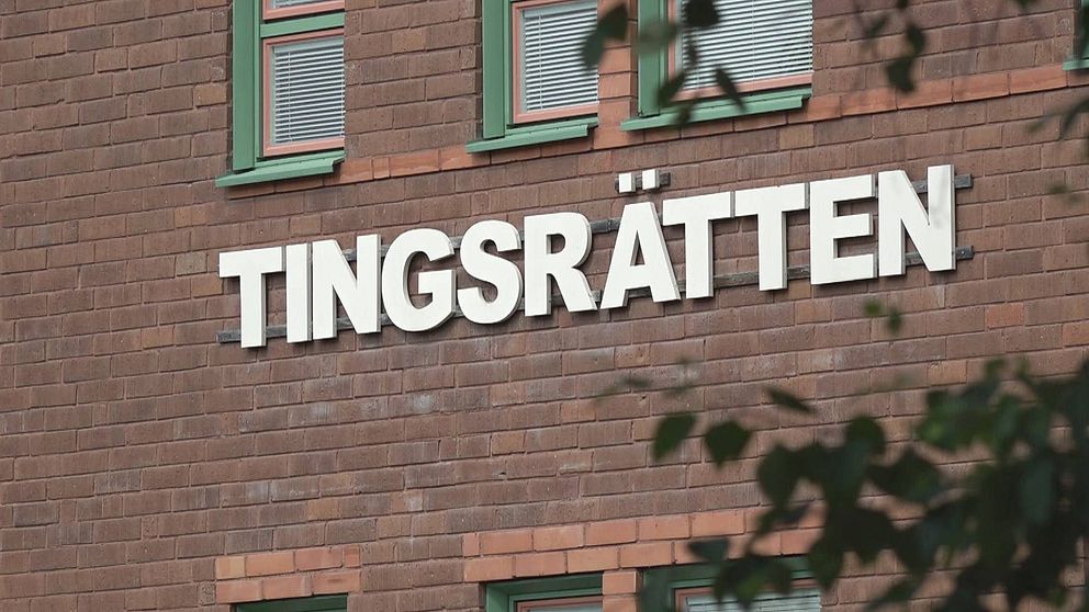 Bild på tegelhus med texten Tingsrätten i vita bokstäver på väggen.