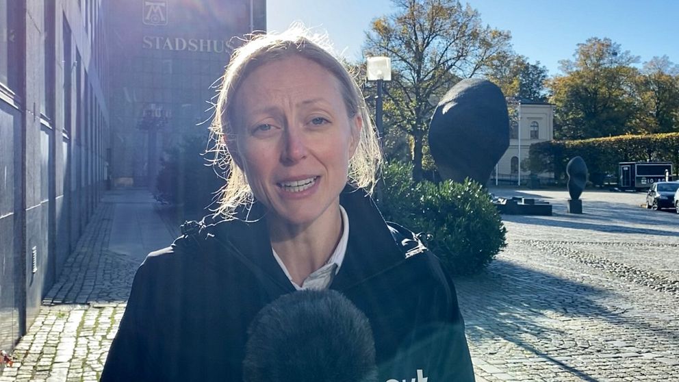SVT:s reporter Maja Tengnér reder ut turerna kring fusket i hemtjänsten utanför stadshuset i Västerås.