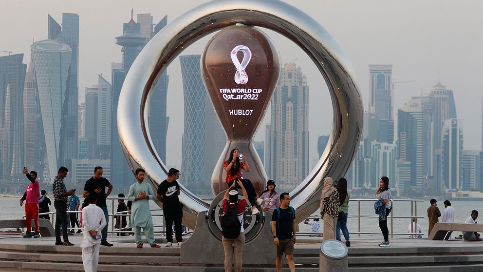 Alla besökare i Qatar under VM uppmanas ladda ner två appar, som enligt experter innehåller säkerhetsbrister.