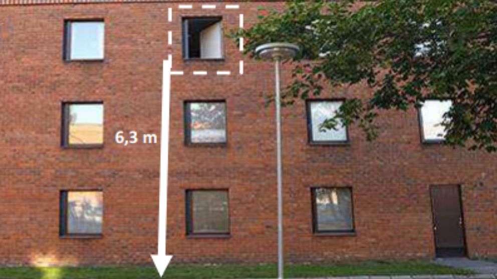 Bild på en tegefasad där ett fönster är markerat och en markering visar att höjden från fönstret är 6,3 meter.