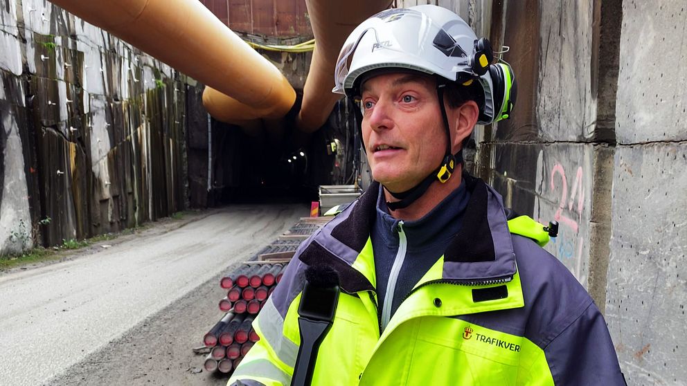 Jesper Mårtensson, ansvarig för miljö och tillstånd på Trafikverket framför tunneln.
